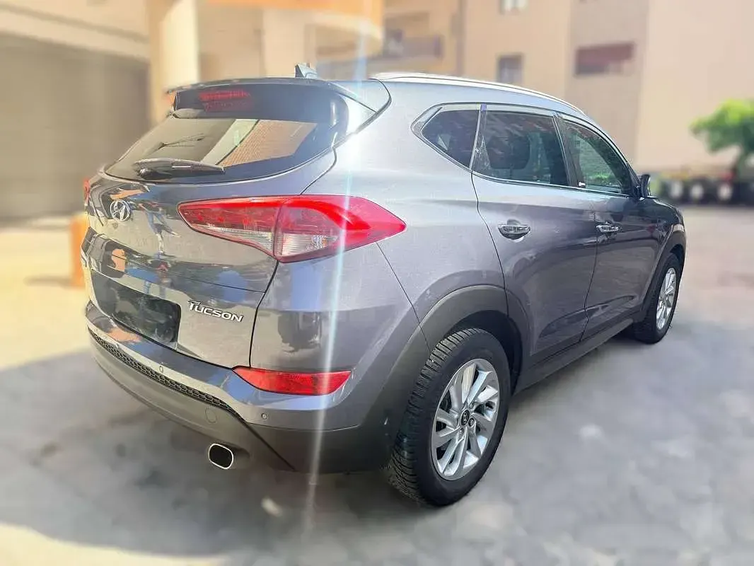 Usata Hyundai Tucson Comfort 141 CV (103 kW) 2016 Grigio SUV