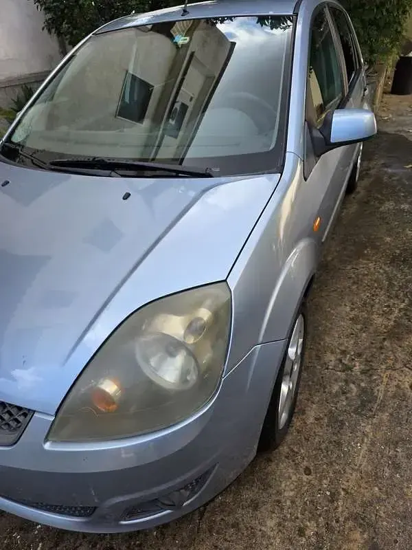 Usata Ford Fiesta Ghia 68 CV (50 kW) 2005 Bluazzurro Utilitaria