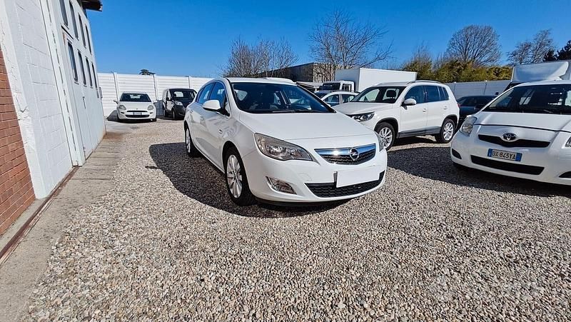 Occasion Opel Astra Cosmo 110 ch (80 kW) 2011 Blanc Berline