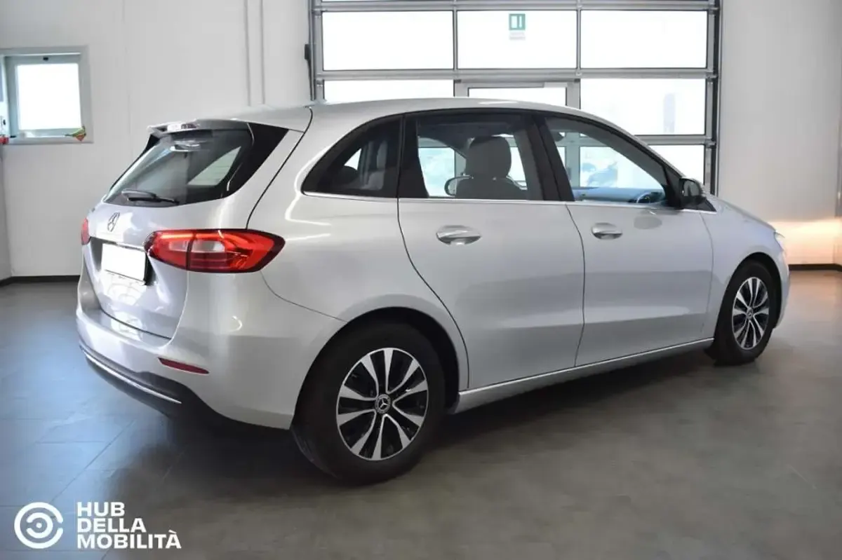 Usata Mercedes B180 116 CV (85 kW) 2022 Argento Utilitaria