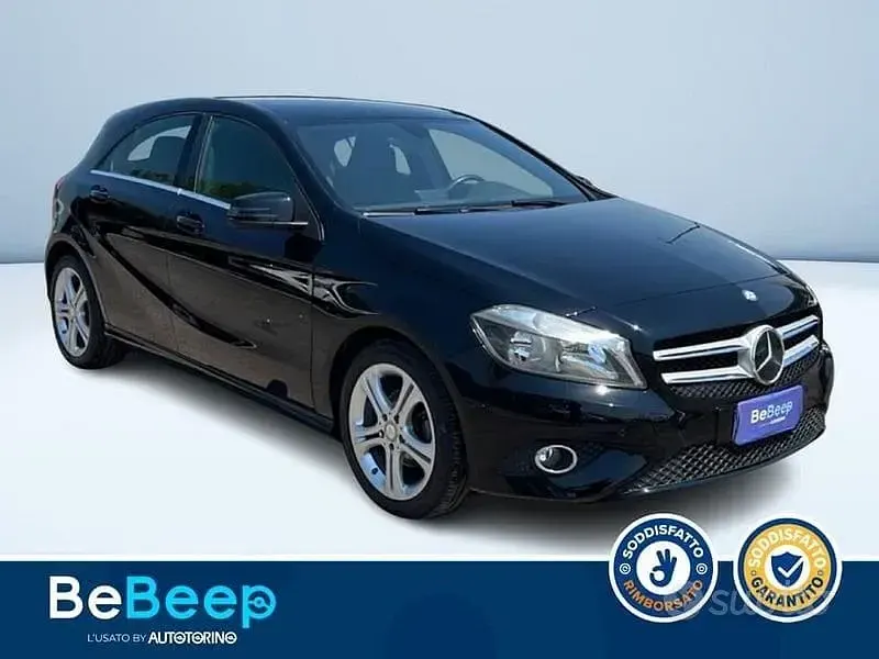 Usata Mercedes A180 109 CV (80 kW) 2015 Nero pastello Utilitaria