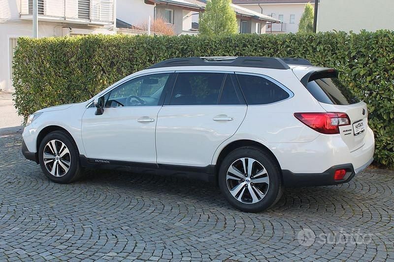 Usado Subaru Outback Premium 175 CV (128 kW) 2018 Blanco Familiar