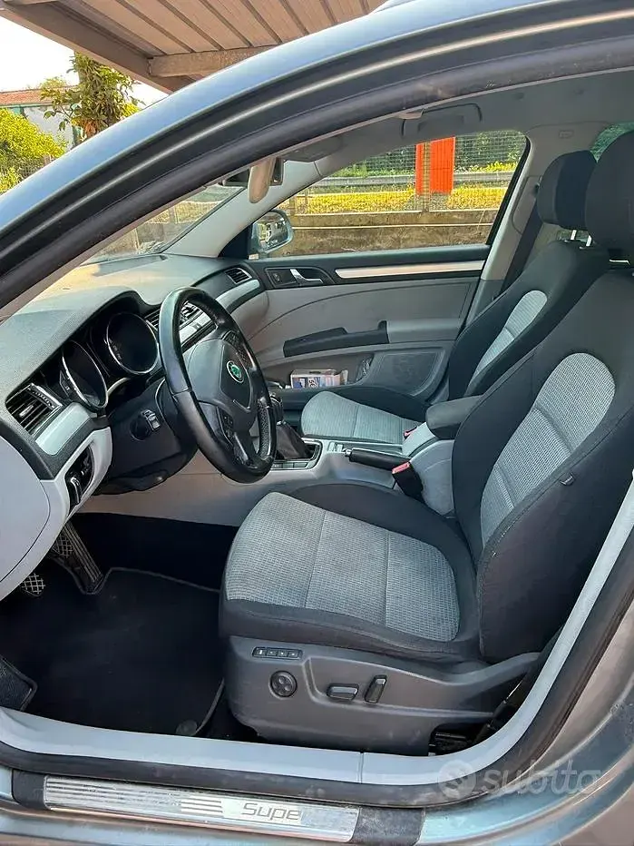 Usata Skoda Superb 140 CV (102 kW) 2010 Grigio Station wagon