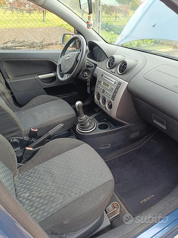 Usata Ford Fiesta Ghia 75 CV (55 kW) 2005 Blu/azzurro Berlina
