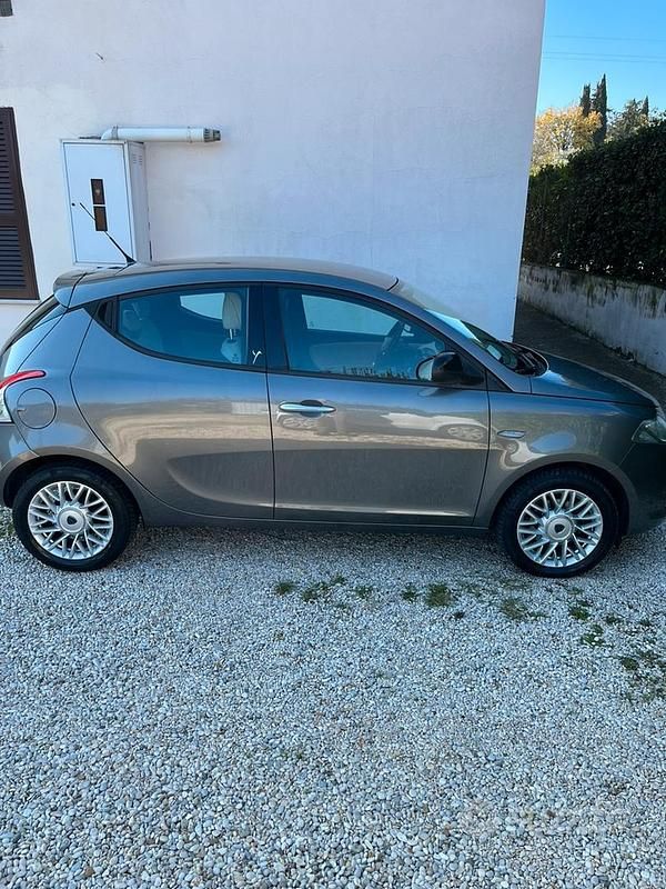 Usata Lancia Ypsilon Gold 95 CV (69 kW) 2015 Grigio Utilitaria