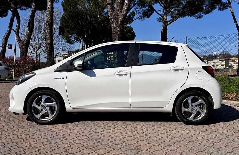 Usata Toyota Yaris Hybrid Active 73 CV (53 kW) 2017 Bianco Berlina
