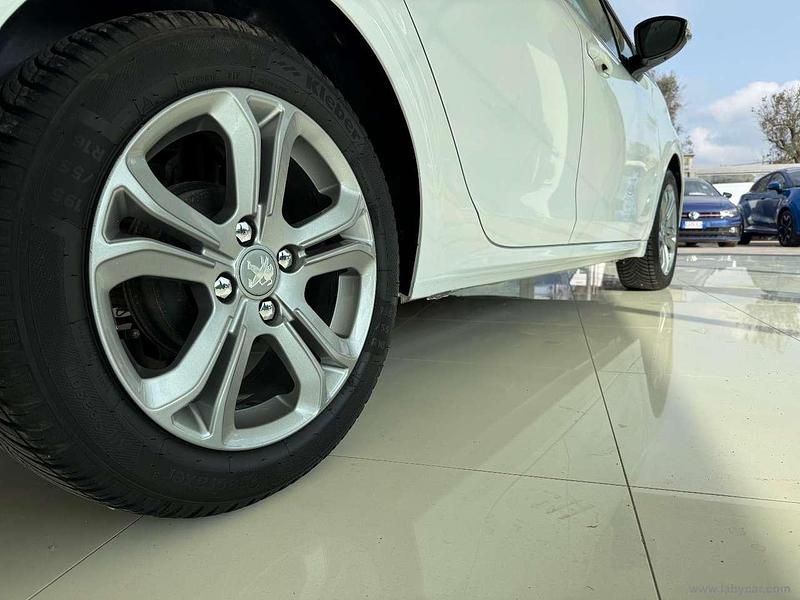 Usata Peugeot 208 Allure 68 CV (50 kW) 2014 Bianco Utilitaria