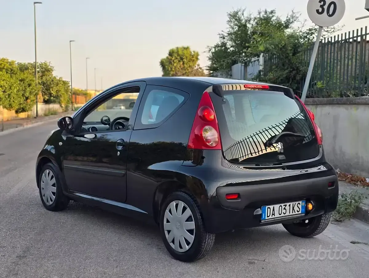 Usata Peugeot 107 54 CV (39 kW) 2006 Nero Utilitaria