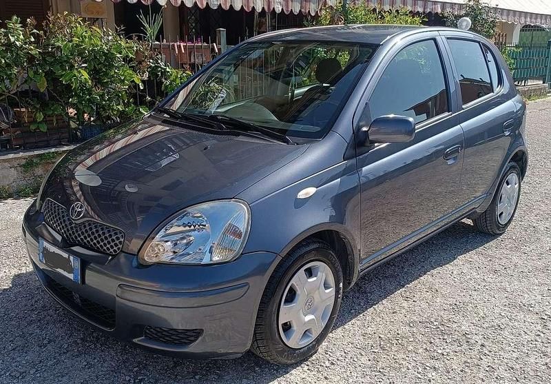 Usata Toyota Yaris Sol 68 CV (50 kW) 2004 Grigio Berlina