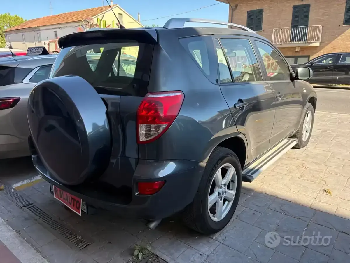 Usata Toyota RAV4 Luxury 136 CV (100 kW) 2007 Grigio SUV