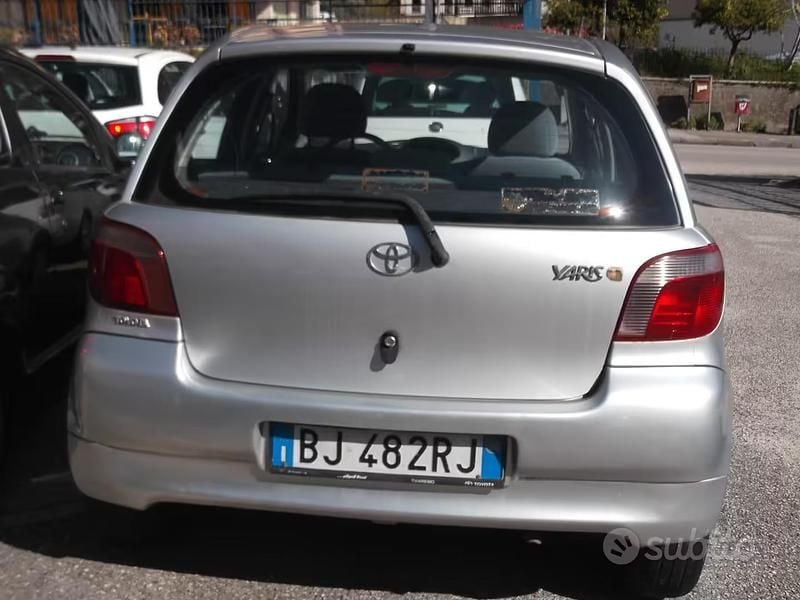 Usata Toyota Yaris Sol 86 CV (63 kW) 2000 Grigio Berlina