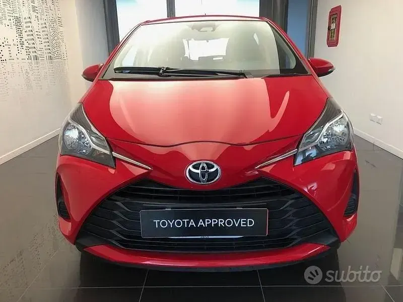 Usata Toyota Yaris Cool 69 CV (50 kW) 2017 Rosso Berlina