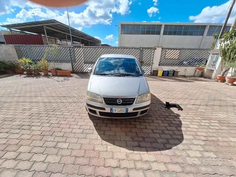 Grigio Usata 2006 Fiat Idea Monovolume | 2800 € (Buon prezzo) - Immagine 1/4