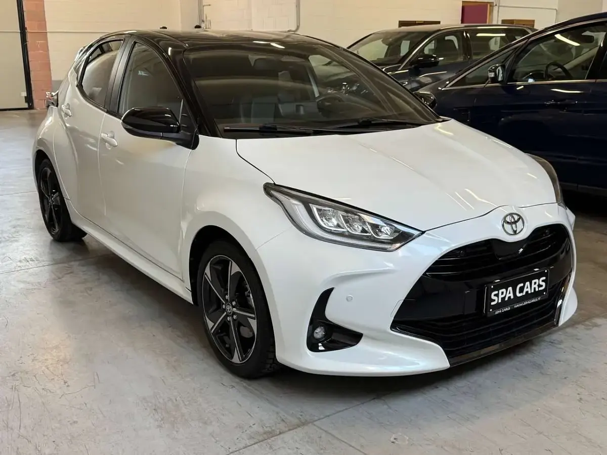 Usata Toyota Yaris Hybrid Lounge 92 CV (67 kW) 2024 Bianco Berlina