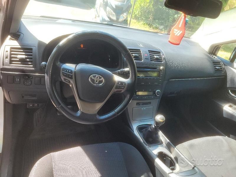 Second-hand Toyota Avensis 126 CP (92 kW) 2009 Gri Break