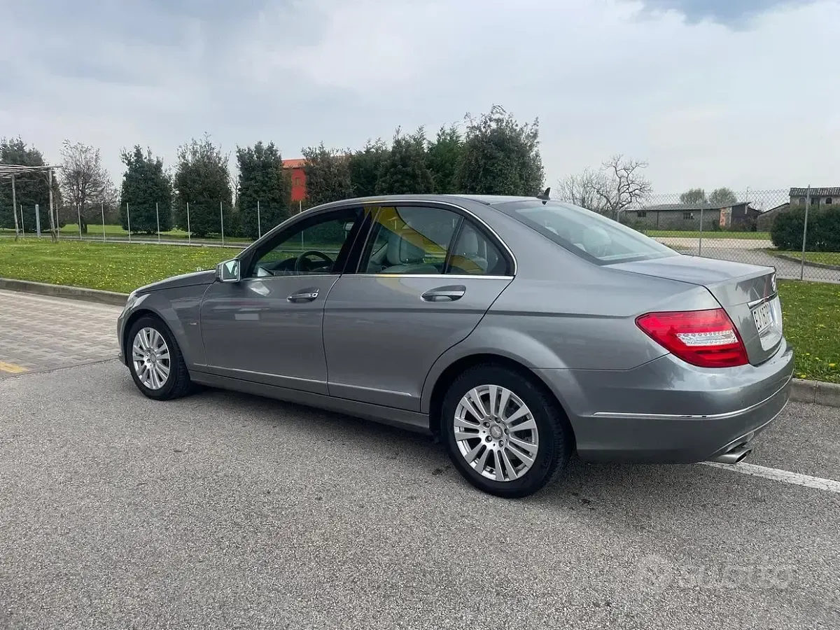 Usata Mercedes C200 Elegance 184 CV (135 kW) 2011 Grigio Berlina