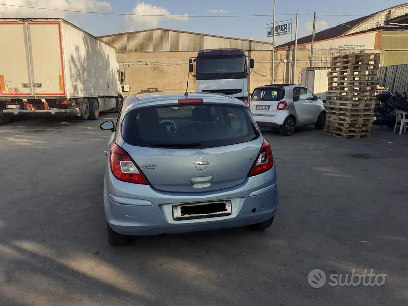 Usato 2006 Opel Corsa Benzin (2.000 €)