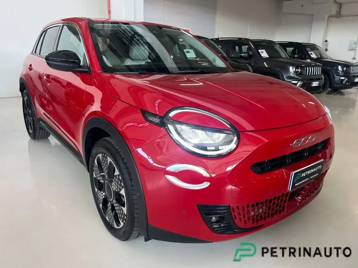 Nuova Fiat 600 La Prima 136 CV (100 kW) 2025 Rosso passione pastello SUV