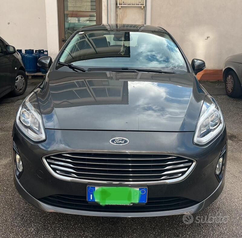 Grigio Usata 2018 Ford Fiesta Titanium Due volumi | 9990 € (Buon prezzo) - Immagine 1/4