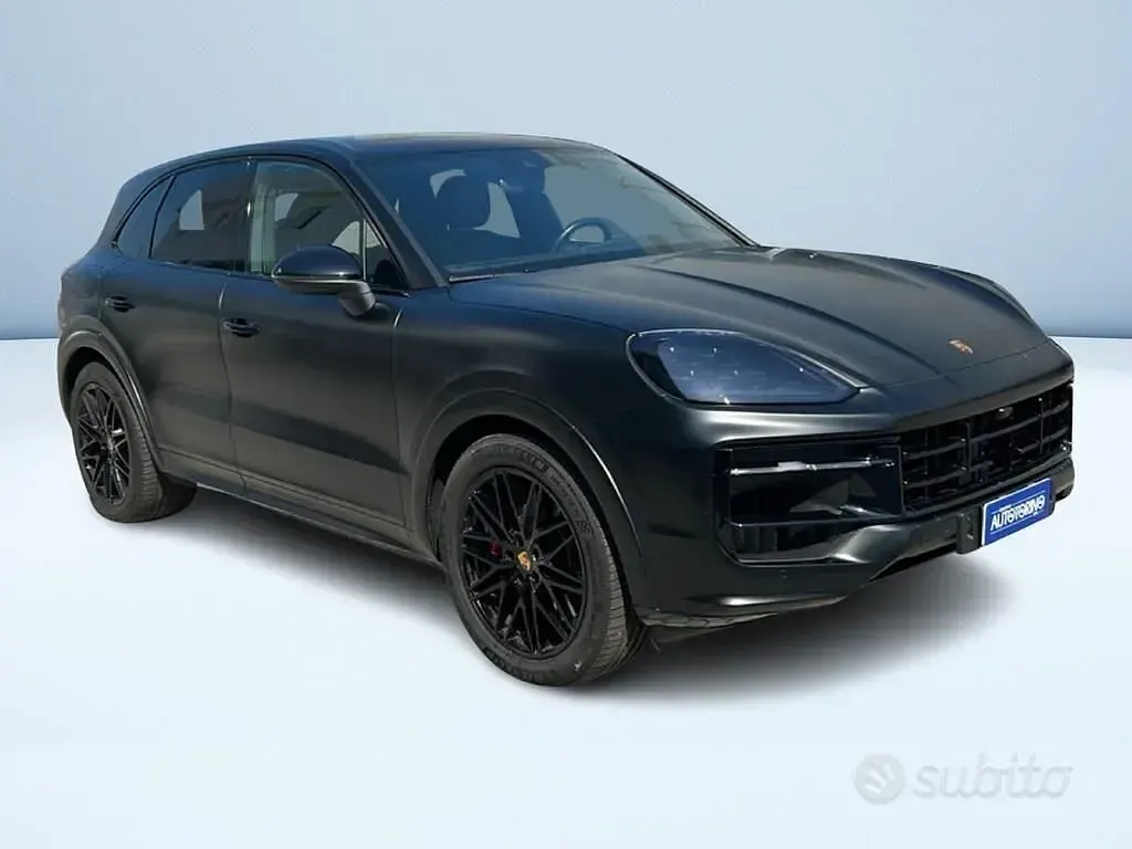 Usata Porsche Cayenne 353 CV (259 kW) 2024 Nero metallizzato SUV