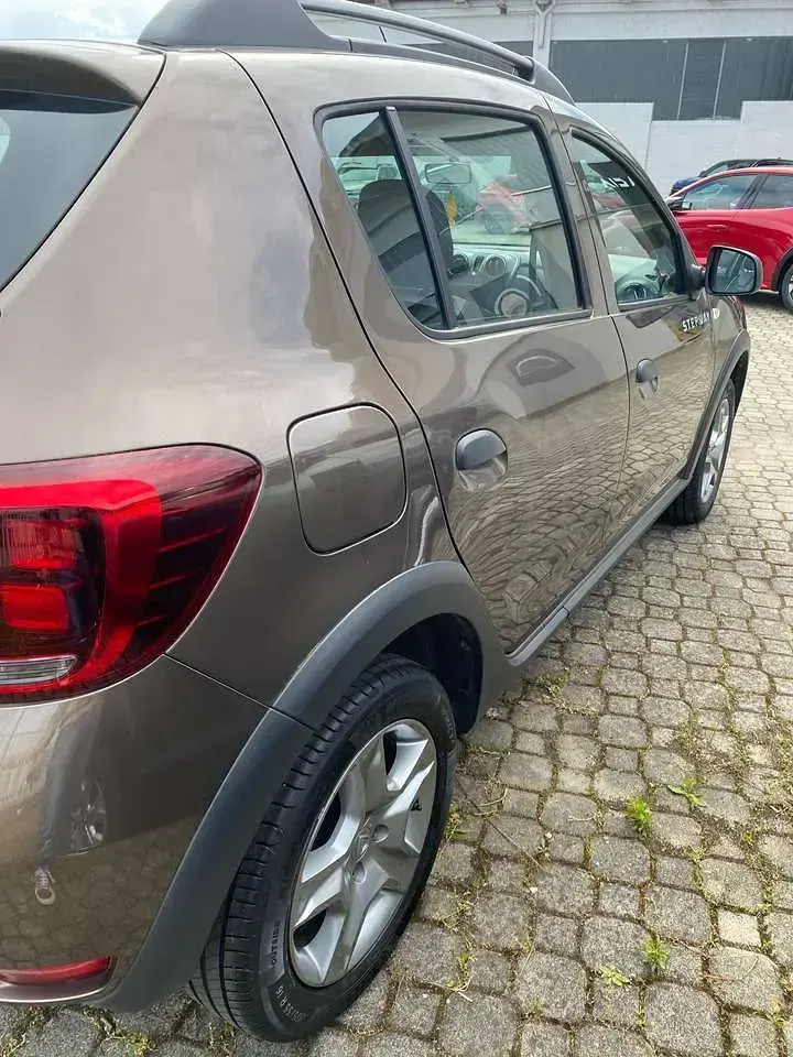 Usata Dacia Sandero Comfort 101 CV (74 kW) 2020 Marrone Berlina