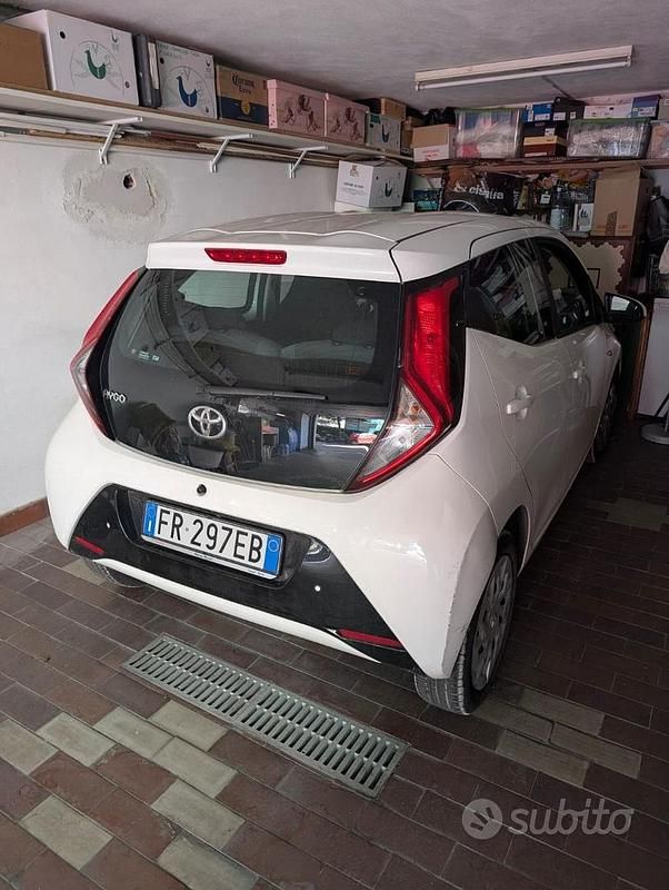 Usata Toyota Aygo 69 CV (50 kW) 2018 Bianco Utilitaria