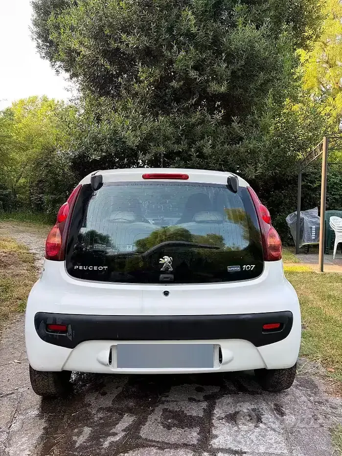 Usata Peugeot 107 68 CV (50 kW) 2012 Bianco Utilitaria