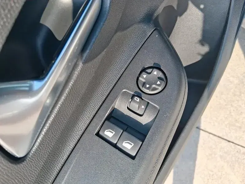 Usata Opel Corsa Edition 75 CV (55 kW) 2021 Argento Utilitaria