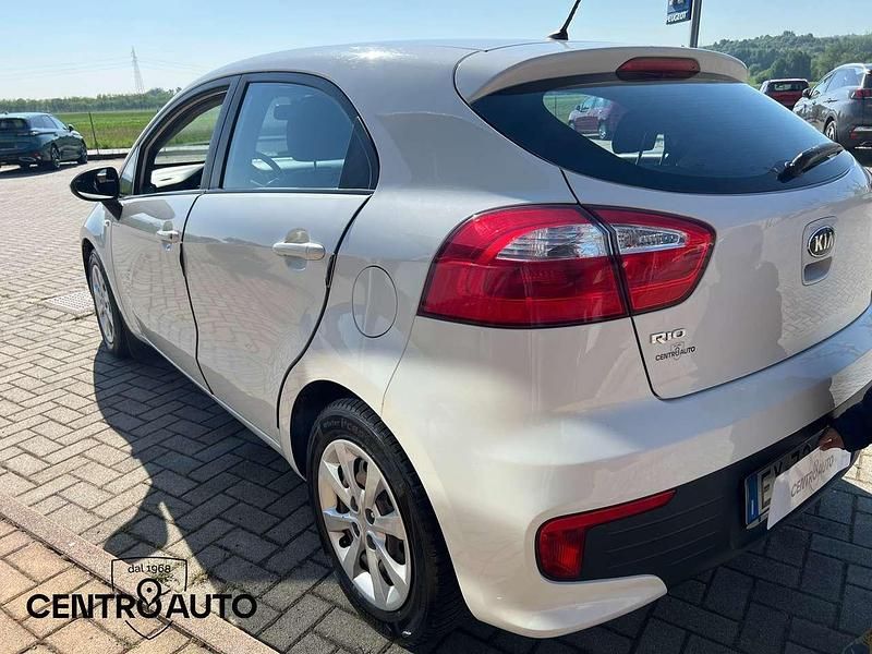 Usata Kia Rio Active 75 CV (55 kW) 2015 Bianco Berlina