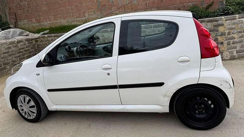 Usata Peugeot 107 Access 68 CV (50 kW) 2010 Bianco Utilitaria