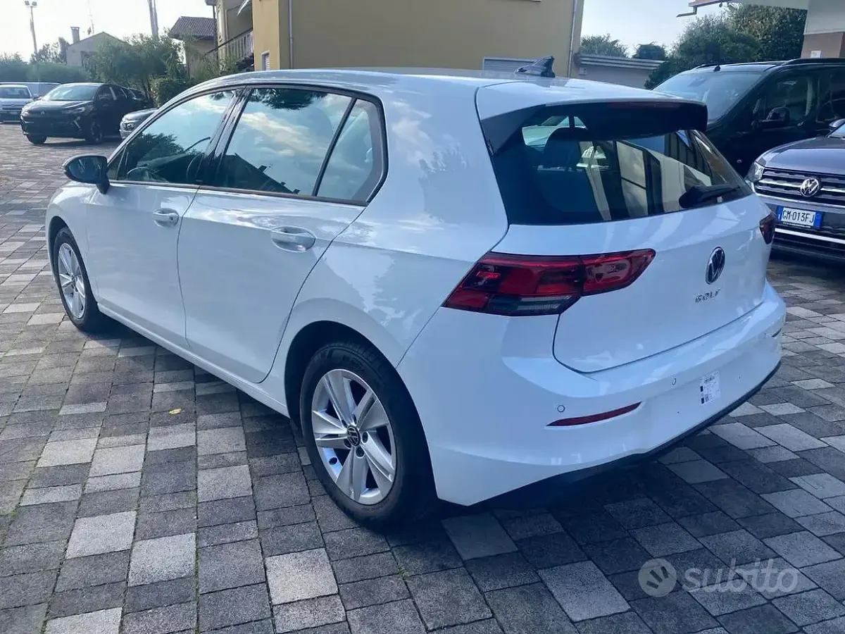 Usata VW Golf VIII Life 131 CV (96 kW) 2023 Bianco Berlina