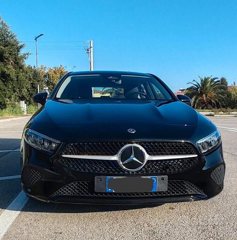 Nero Usata 2023 Mercedes A180 Advanced Tre volumi | 27.900 € (Buon prezzo) - Immagine 1/4