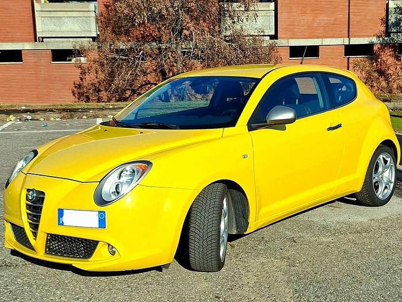 Giallo Usata 2010 Alfa Romeo MiTo Distinctive Due volumi | 8400 € (Molto cara) - Immagine 1/4