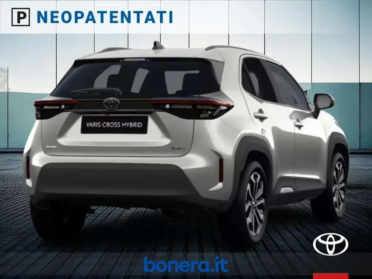Nuova Toyota Yaris Cross Trend 131 CV (96 kW) 2026 Silver metallic SUV