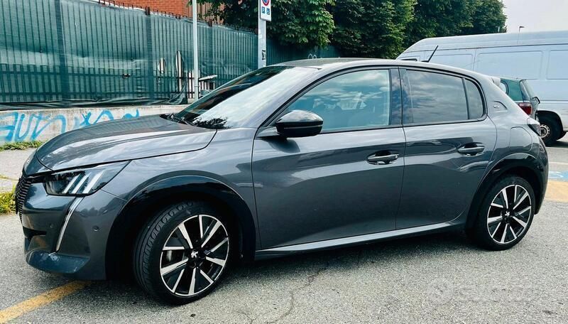 Usata Peugeot 208 GT 101 CV (74 kW) 2022 Grigio Utilitaria