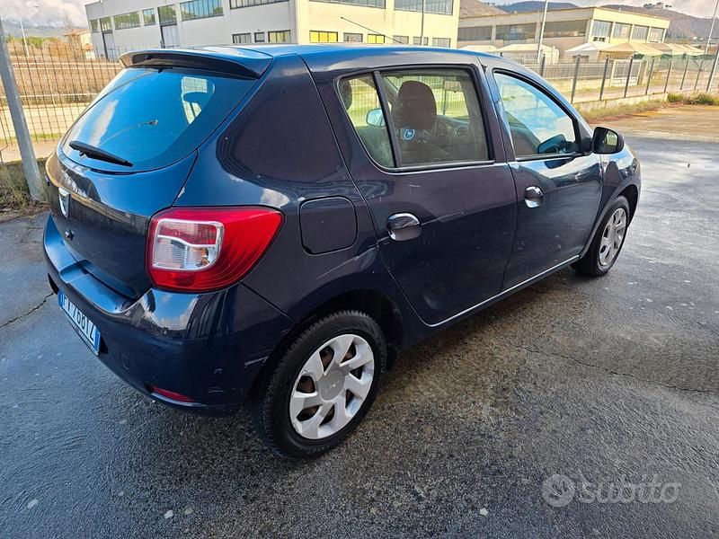Usata Dacia Sandero Lauréate 75 CV (55 kW) 2014 Blu Berlina