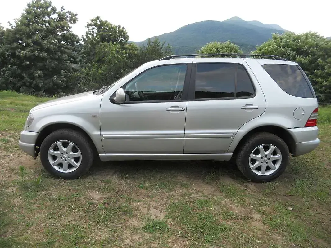 Usata Mercedes ML320 218 CV (160 kW) 2000 Grigio SUV