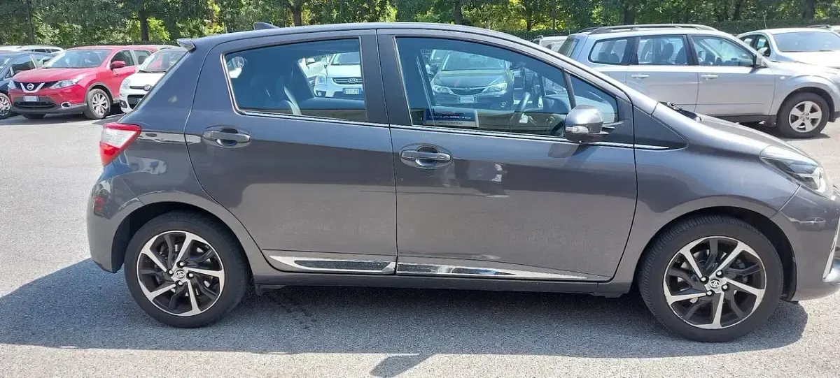 Usata Toyota Yaris Lounge 111 CV (81 kW) 2018 Grigio Berlina