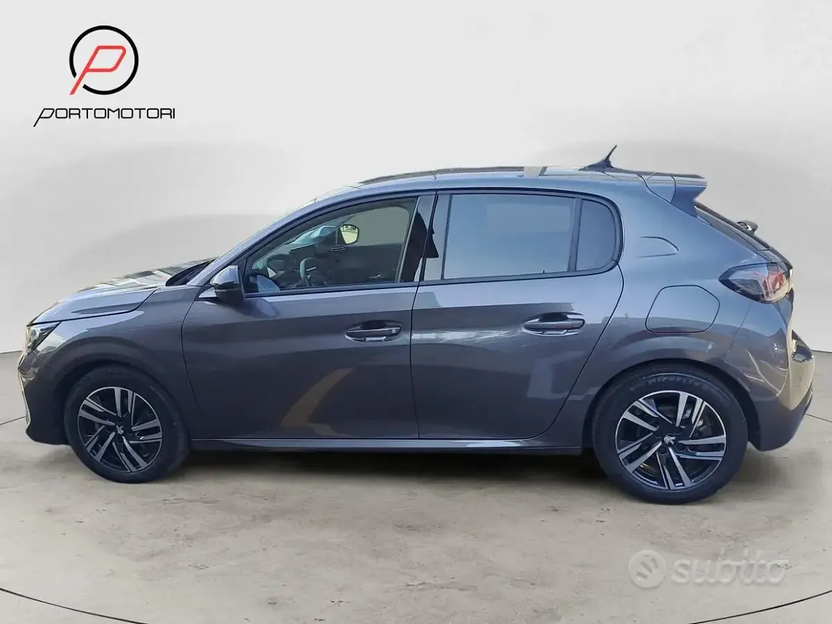 Usata Peugeot 208 Allure 101 CV (74 kW) 2023 Grigio Utilitaria