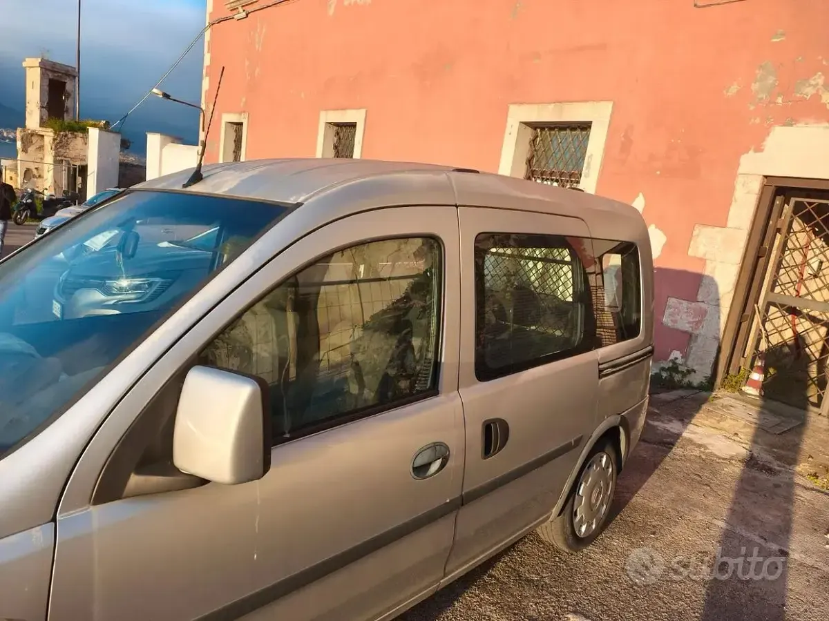 Usata Opel Combo Club 75 CV (55 kW) 2010 Monovolume