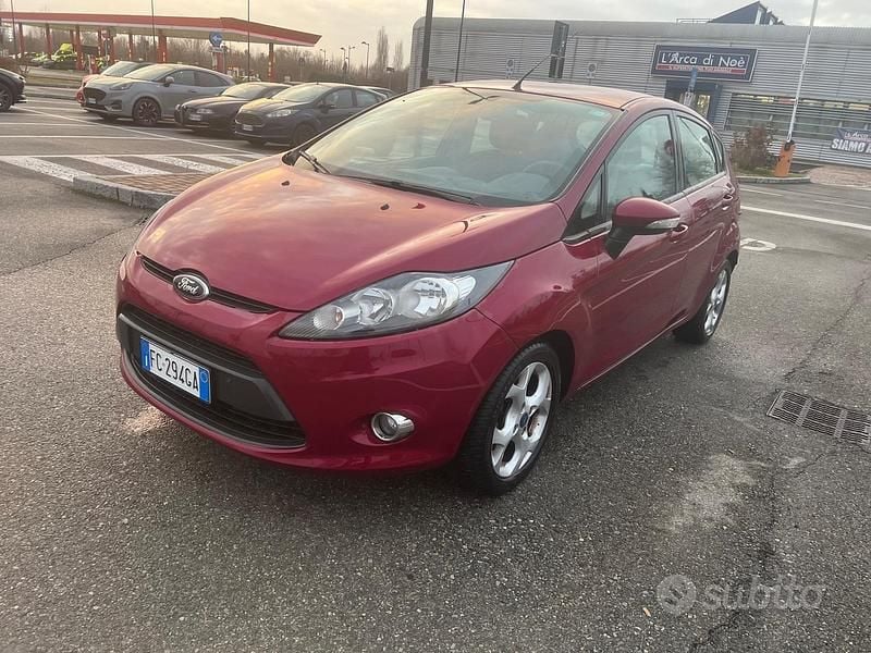 Usata Ford Fiesta Titanium 97 CV (71 kW) 2012 Viola Utilitaria