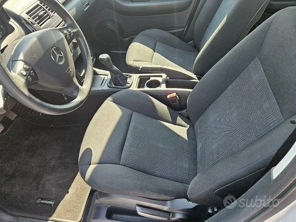 Usata Mercedes A180 Elegance 109 CV (80 kW) 2012 Antracite metallizzato Utilitaria