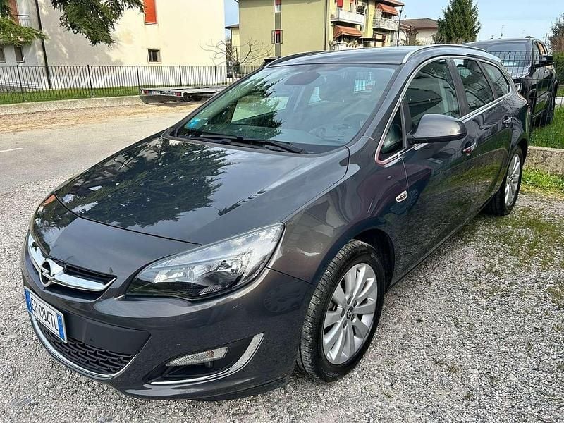 Usata Opel Astra Cosmo 110 CV (80 kW) 2012 Grigio Station wagon