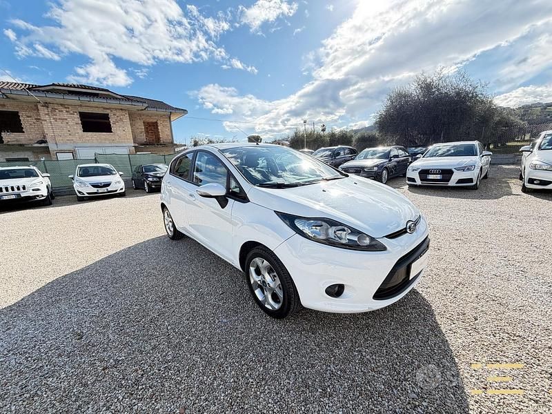 Usata Ford Fiesta 68 CV (50 kW) 2010 Bianco Utilitaria