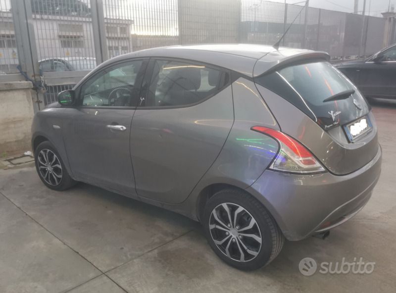Usata Lancia Ypsilon 90 CV (66 kW) 2016 Grigio Utilitaria