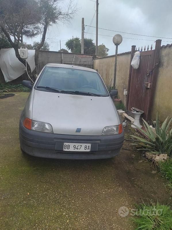 Usado Fiat Punto 54 CV (39 kW) 1997 Gris Berlina
