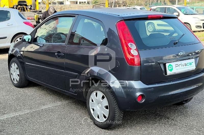 Usata Ford Fiesta Ghia 75 CV (55 kW) 2007 Grigio Utilitaria