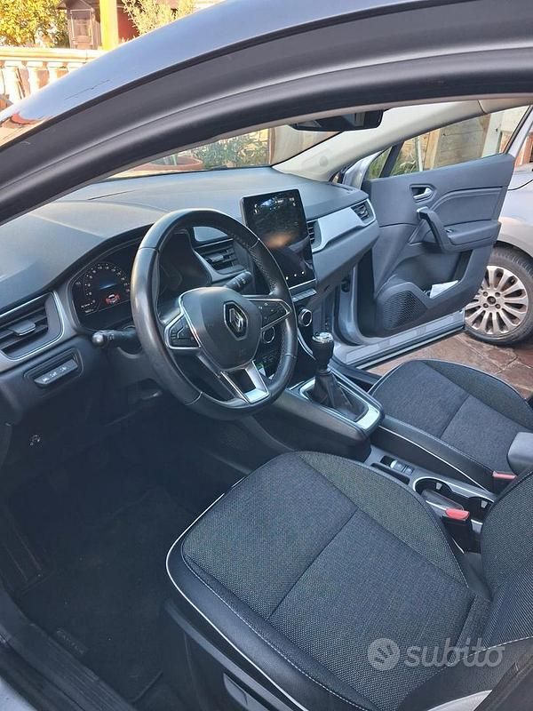 Usata Renault Captur 100 CV (73 kW) 2023 Grigio SUV