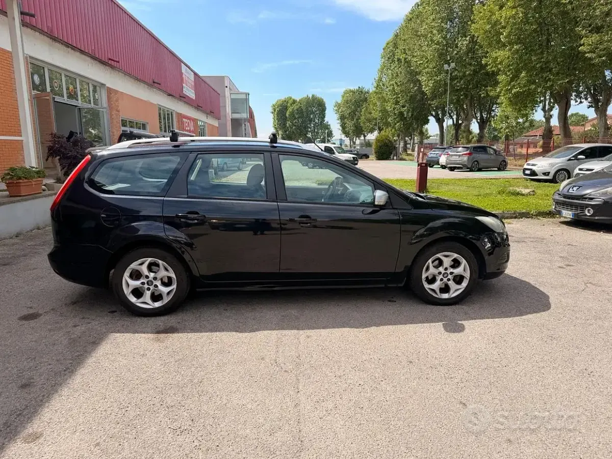 Usata Ford Focus Style 109 CV (80 kW) 2011 Nero Station wagon