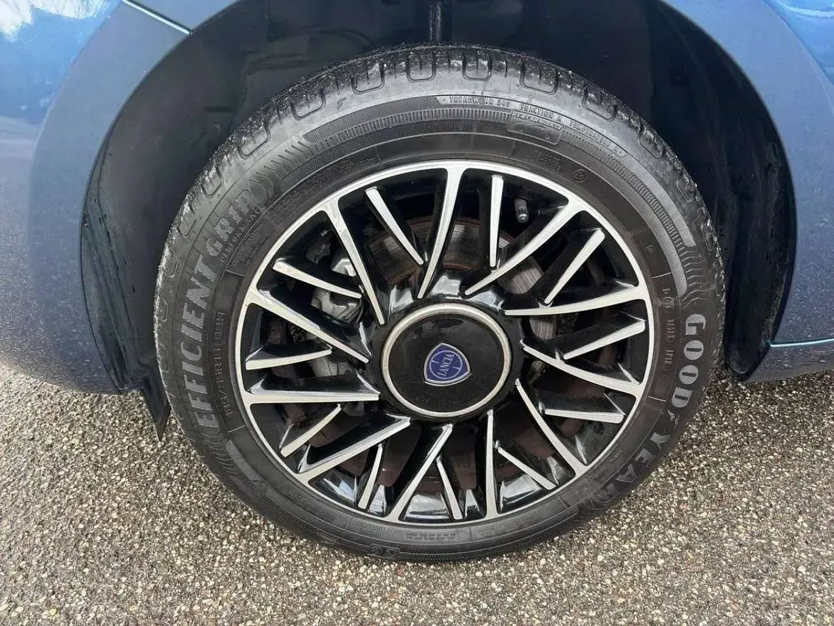 Usata Lancia Ypsilon Platinum 69 CV (50 kW) 2024 270 blu elegante Utilitaria